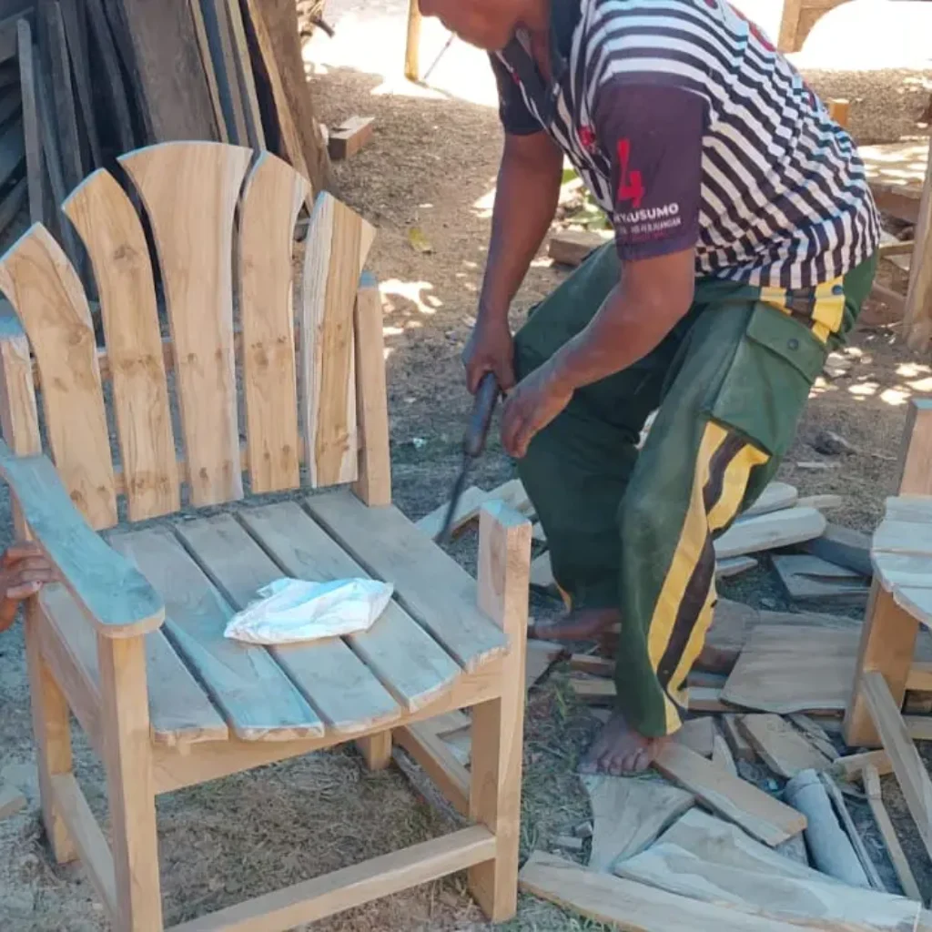 Pengrajin kayu jati Giligenting Sumenep mengukir mebel tradisional dengan desain elegan dan kualitas tinggi