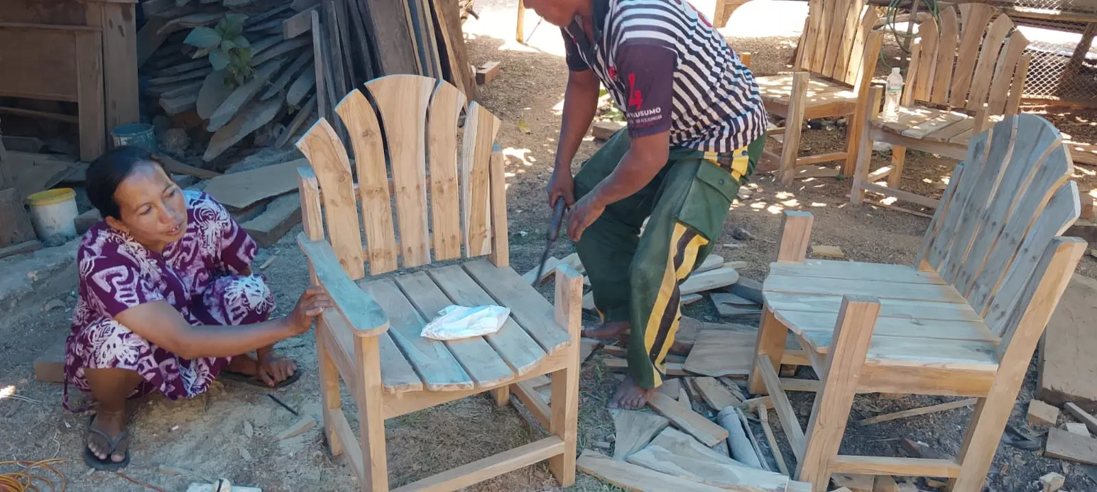 Pengrajin kayu jati Giligenting Sumenep mengukir mebel tradisional dengan desain elegan dan kualitas tinggi