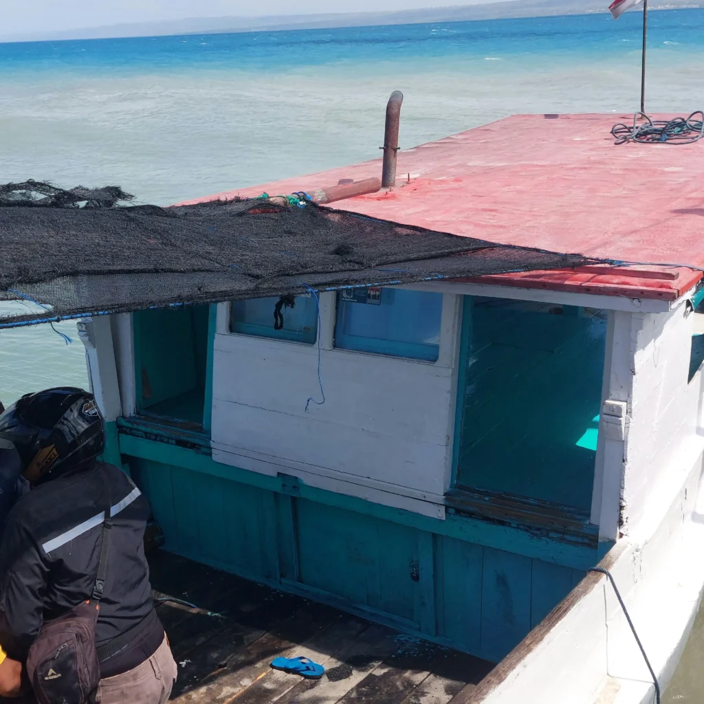 Satu Kapal Motor (KM) Rukun di Pelabuhan Aenganyar tetap melayani penyeberangan Giligenting menuju Talebbung meski cuaca ekstrem melanda perairan Sumenep