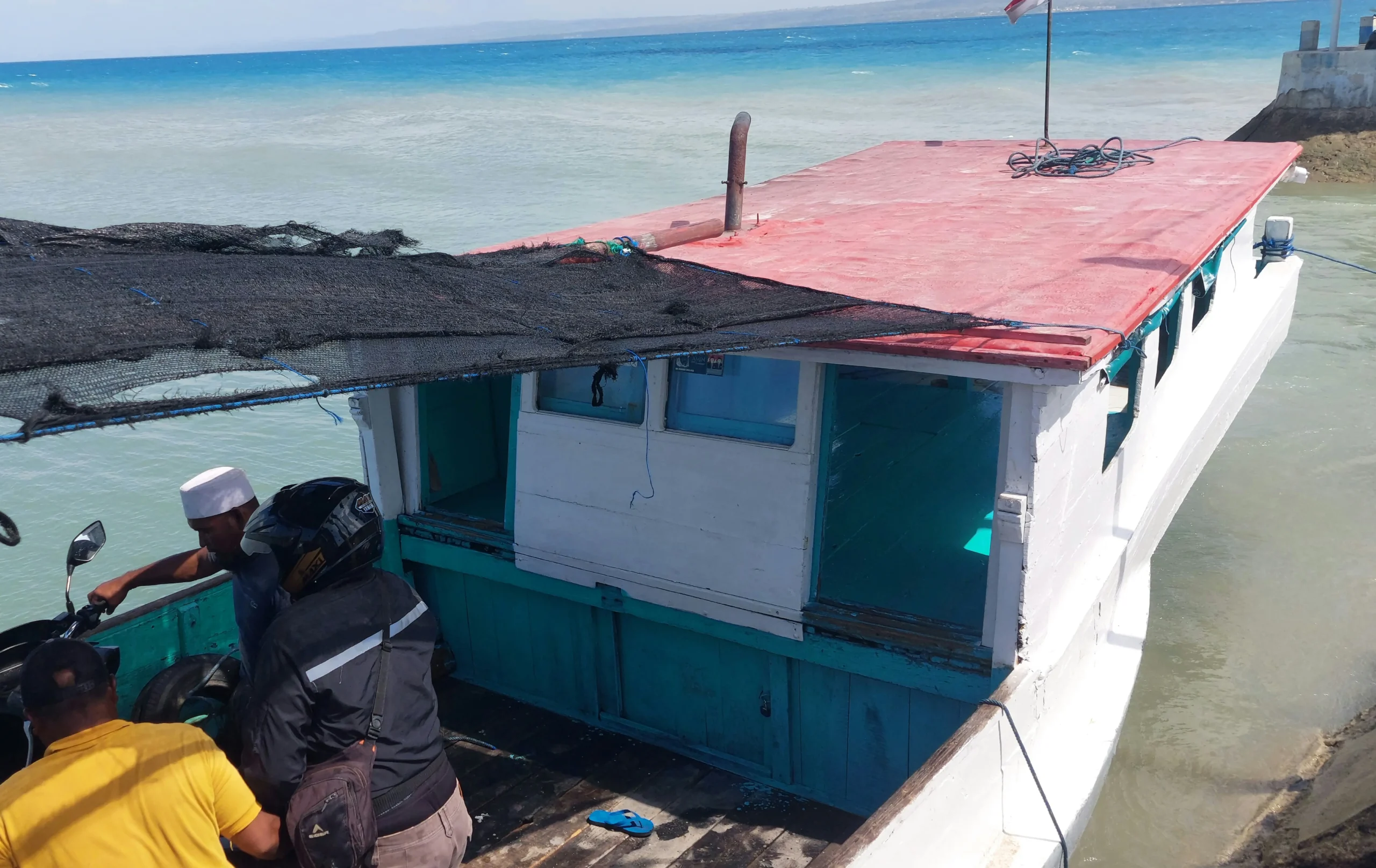 Satu Kapal Motor (KM) Rukun di Pelabuhan Aenganyar tetap melayani penyeberangan Giligenting menuju Talebbung meski cuaca ekstrem melanda perairan Sumenep