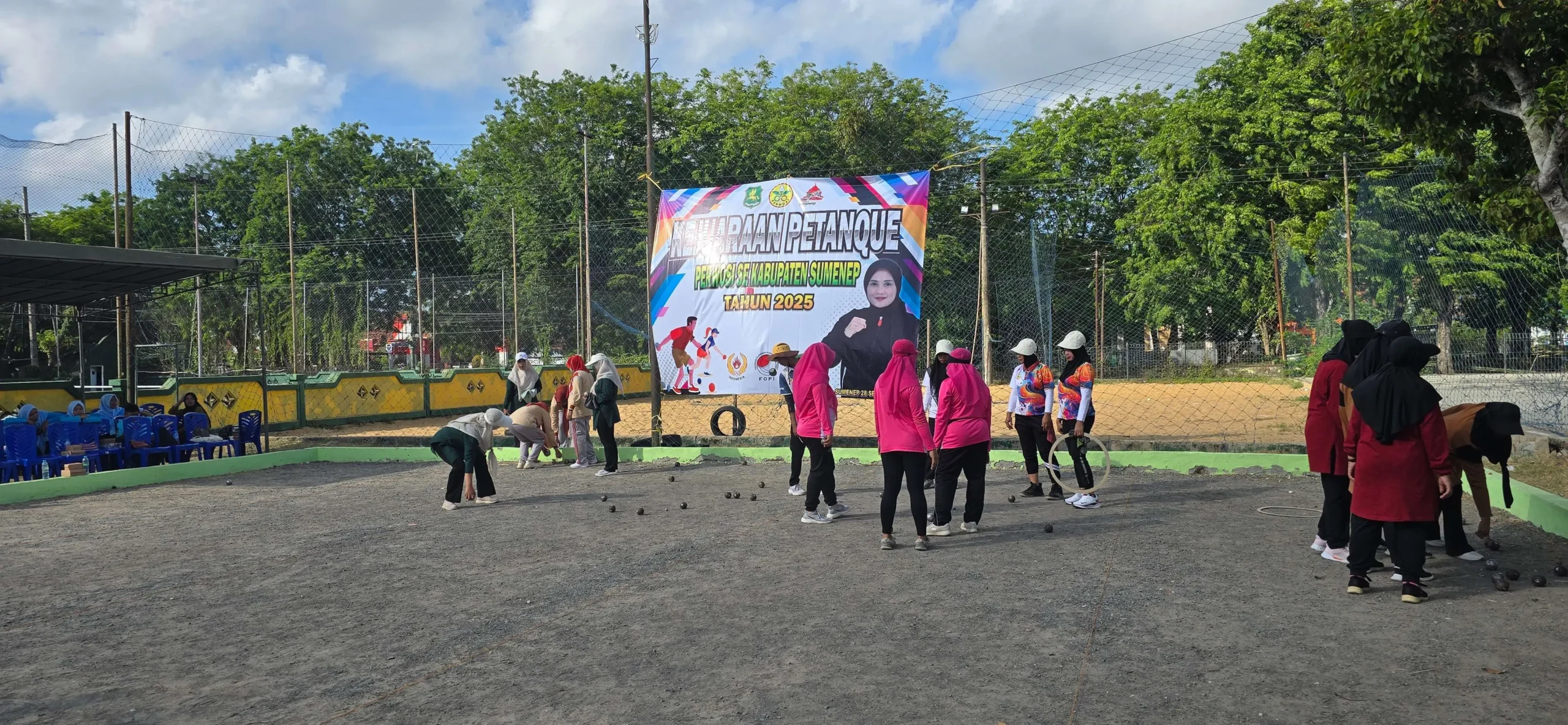 Peserta kejuaraan petanque perempuan se-Kabupaten Sumenep 2025 bertanding di Lapangan Petanque GOR A. Yani