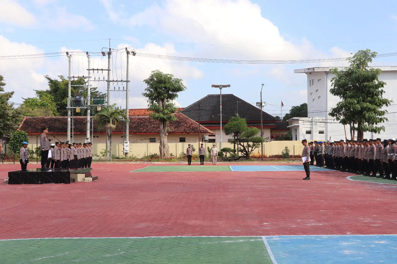 Kapolres Sumenep AKBP Rivanda memimpin apel pasukan dalam rangka peringatan Hari Jadi Polwan ke-77 di halaman Mapolres Sumenep