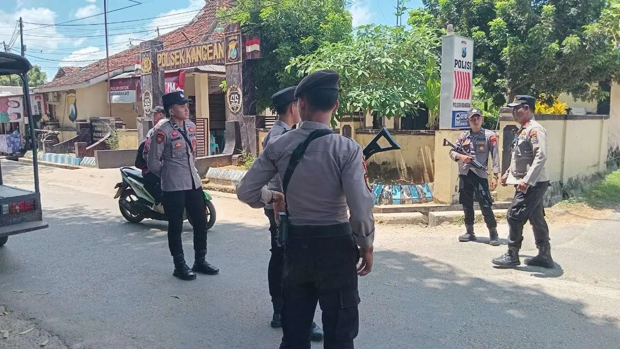 Patroli Polres Sumenep di Kecamatan Arjasa menjaga keamanan kepulauan