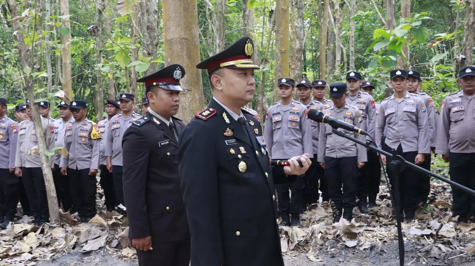 Kapolres Sumenep AKBP Rivanda pimpin upacara kedinasan pemakaman Bripka Rahmat Hidayat di TPU Desa Kebunan