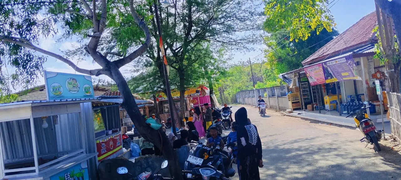 Suasana penumpukan penumpang di dermaga Bringsang, Kecamatan Giligenting, Kabupaten Sumenep, saat penyeberangan ke Pelabuhan Tanjung dihentikan sementara karena angin kencang dan kondisi laut tidak bersahabat