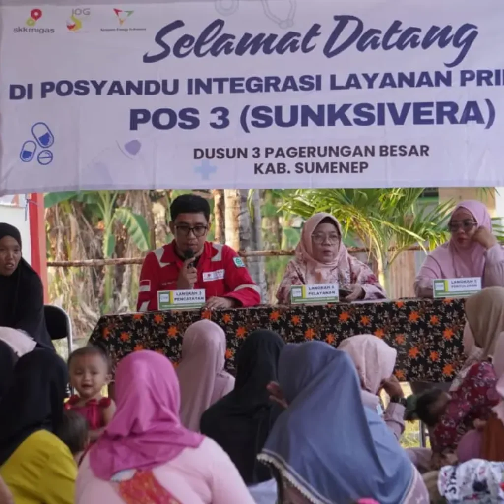 Kader posyandu Puskesmas Pagerungan memberikan makanan tambahan bergizi kepada anak peserta program percepatan penanganan tengkes di Sumenep