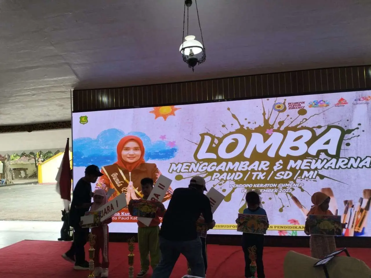 Ratusan anak PAUD dan TK antusias mengikuti lomba mewarnai di Pendopo Keraton Sumenep