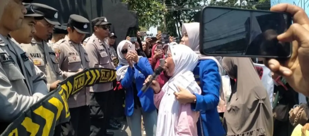Massa aksi di depan Mapolres Sampang menuntut polisi menuntaskan enam kasus kekerasan seksual anak yang belum selesai sejak 2020