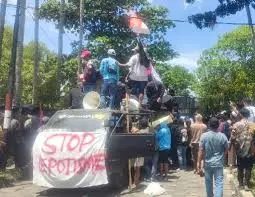 Ribuan warga menggelar aksi demonstrasi di depan Kantor Bupati Bangkalan, Rabu (10/9/2025)