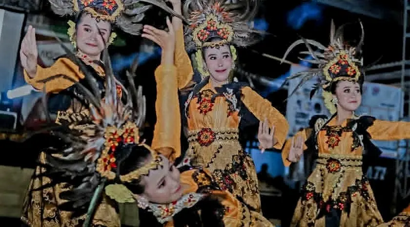 Penari Tayub Madura tampil memukau dalam perayaan HUT ke-27 Sanggar Seni Makan Ati Pamekasan sebagai bentuk pelestarian budaya lokal