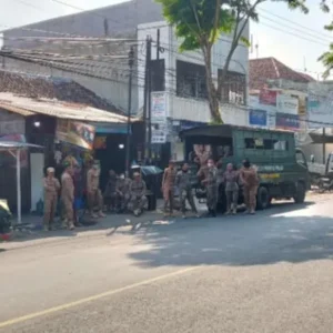 Satpol PP Sampang Tertibkan PKL Permanen di Depan Pasar Srimangunan
