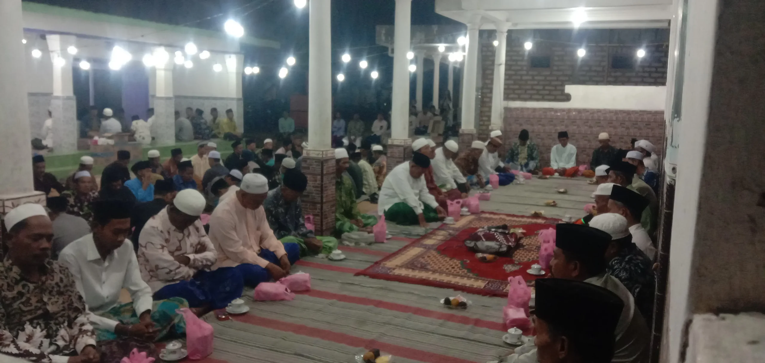 Masyarakat Lembung berkumpul di rumah warga untuk memperingati Maulid Nabi Muhammad SAW dengan penuh kebersamaan dan suasana religius