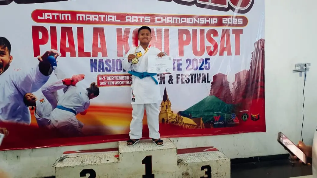 Fatur Rahman, siswa MIN 2 Sumenep, usai meraih Juara I Karate Komite +35 kg di Jatim Martial Arts Championship 2025, Malang