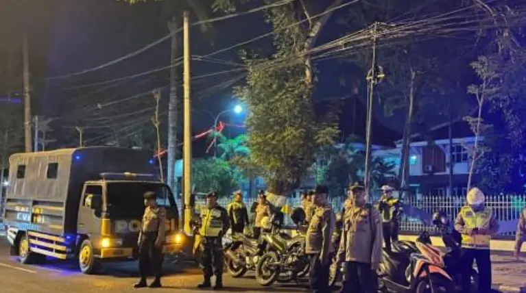 Patroli skala besar TNI-Polri di Pamekasan menjaga keamanan warga dan objek vital