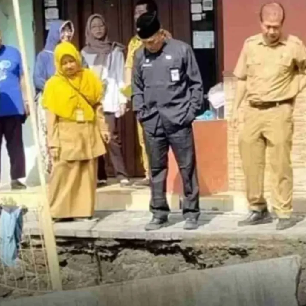 Tanggul Sungai Gung Kota Tegal ambrol akibat hujan deras, ancam permukiman padat dan tingkatkan risiko banjir musim hujan