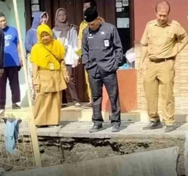 Tanggul Sungai Gung Kota Tegal ambrol akibat hujan deras, ancam permukiman padat dan tingkatkan risiko banjir musim hujan