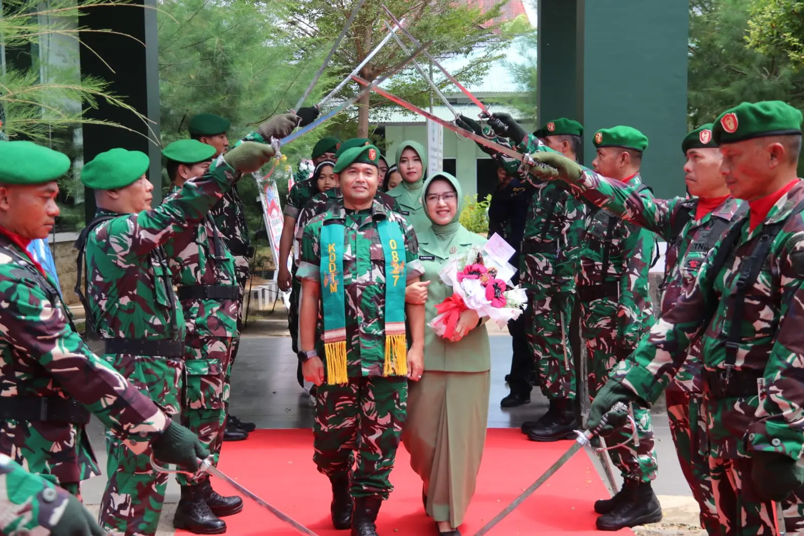 Pisah sambut Dandim 0827/Sumenep, Letkol Yoyok Wahyudi serahkan jabatan kepada Letkol Bendi Wibisono disaksikan prajurit dan Persit