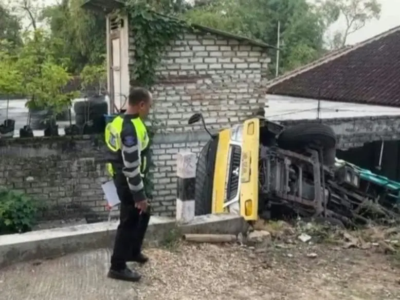 Evakuasi truk pasir terguling yang menimpa rumah warga dan menewaskan dua bocah di Bangkalan