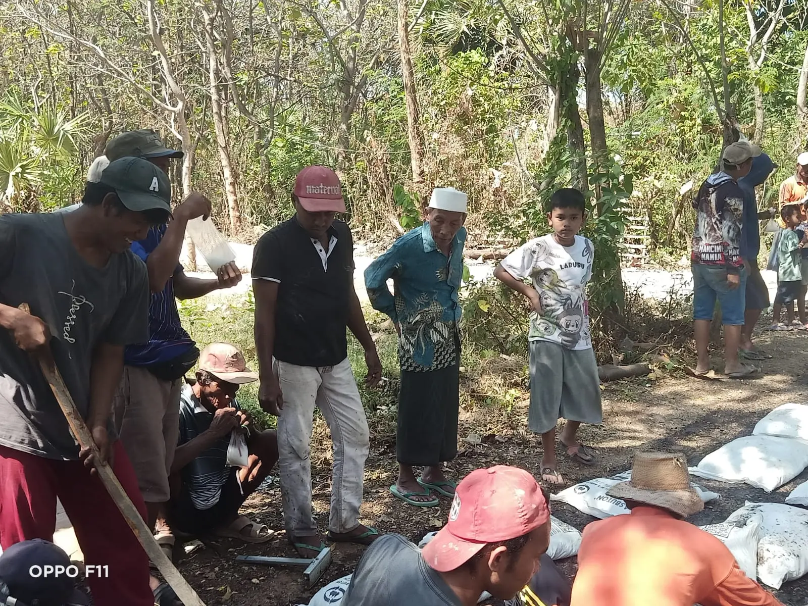 Masyarakat Julung Giligenting Sumenep kompak melakukan pengaspalan jalan secara swadaya untuk memperbaiki akses transportasi desa