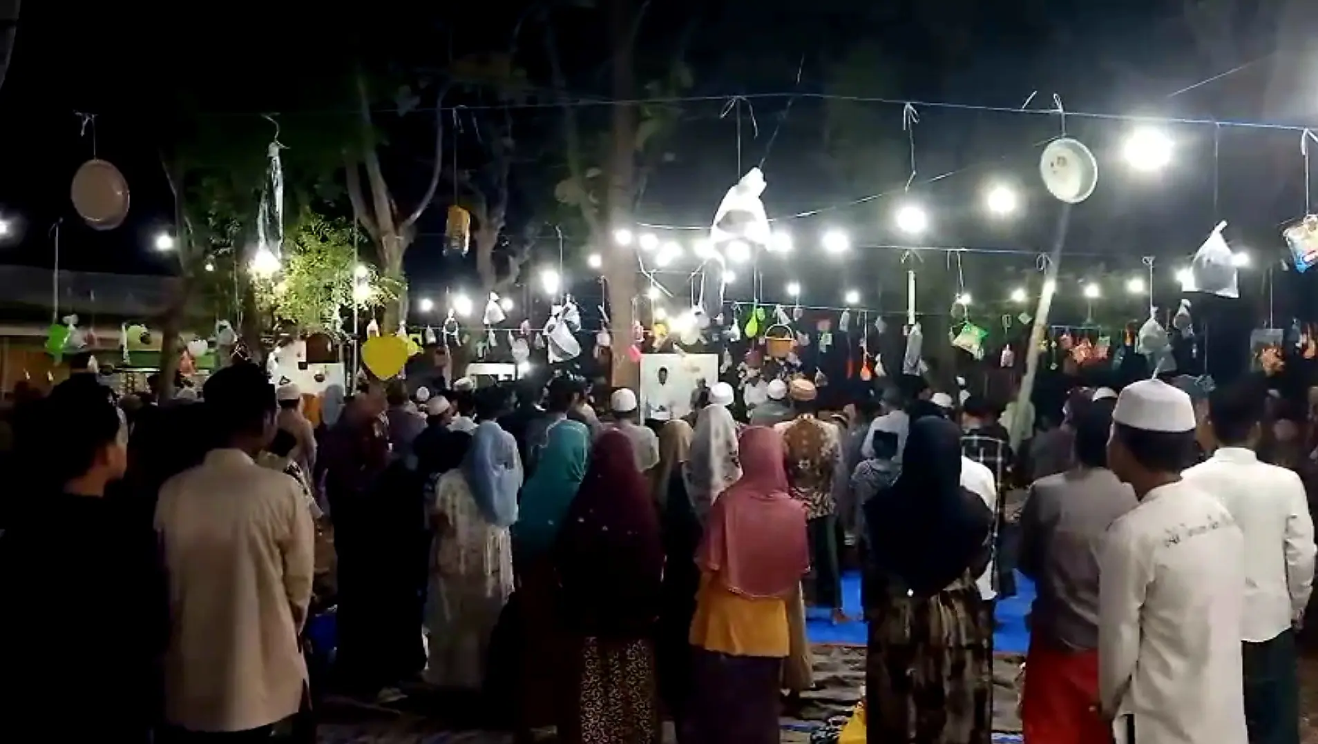 Perayaan Maulid Nabi dan syukuran jalan baru di Dusun Julung, Sumenep, warga berkumpul dengan penuh kebersamaan dan nuansa religius