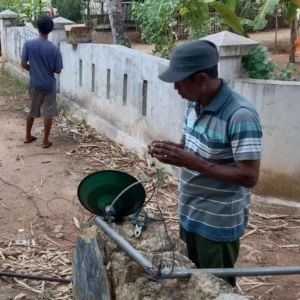 Warga Tanamerah Sumenep Pasang Lampu Jalan Swadaya untuk Tingkatkan Keamanan
