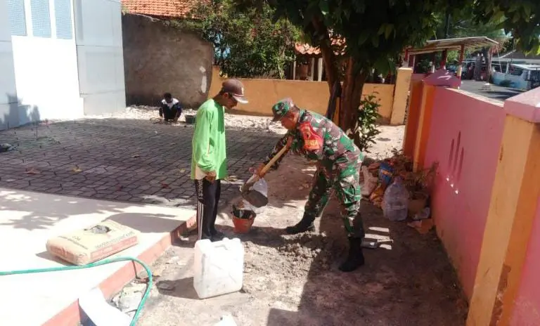 Babinsa Koramil 20/Sapudi Kodim 0827/Sumenep bergotong royong membangun rumah warga Desa Nonggunong sebagai wujud kemanunggalan TNI dengan rakyat