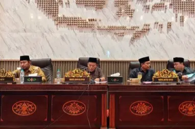 Bupati Sumenep Achmad Fauzi menjelaskan kebijakan pengurangan Dana Desa 2026 dalam rapat DPRD Sumenep