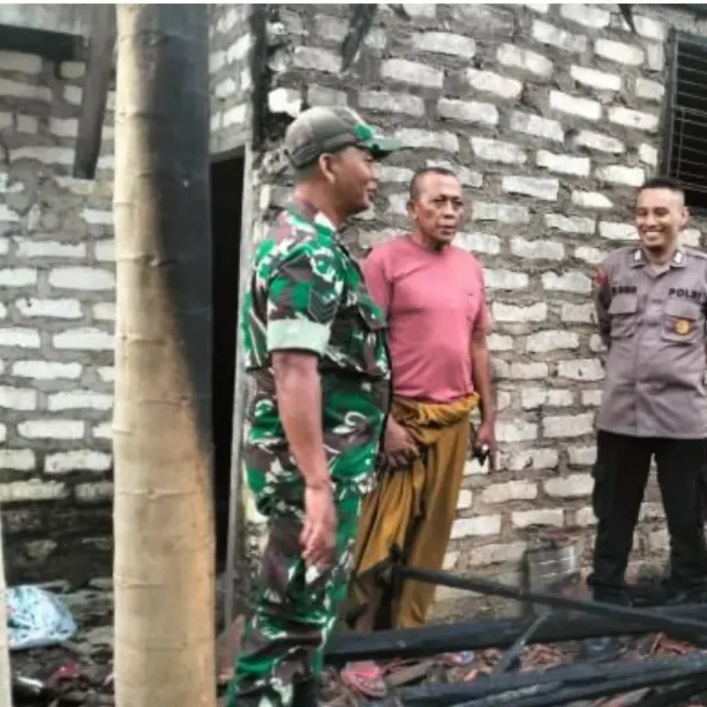 Kebakaran dapur rumah warga Pamekasan akibat api sampah menjalar di Desa Durbuk Kecamatan Pademawu