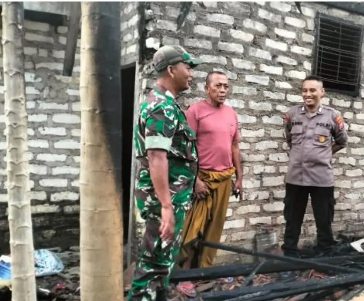Kebakaran dapur rumah warga Pamekasan akibat api sampah menjalar di Desa Durbuk Kecamatan Pademawu