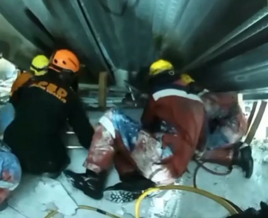 Evakuasi korban reruntuhan mushala Ponpes Al Khoziny Sidoarjo oleh tim SAR gabungan