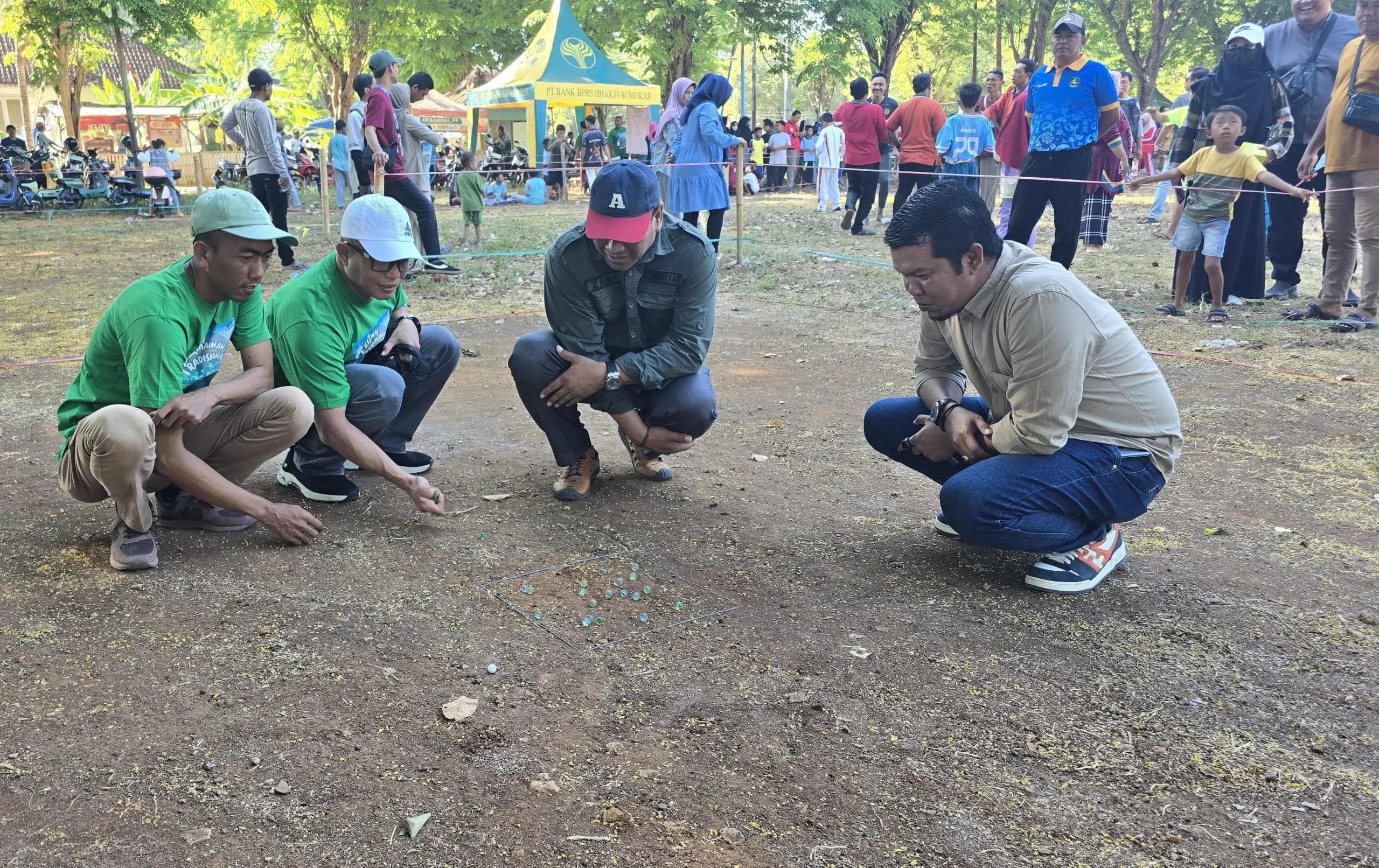 Pelajar SD di Sumenep bermain kelereng dalam Festival Permainan Tradisional 2025 untuk melestarikan budaya lokal