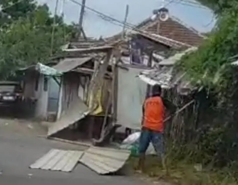 Warga Pasuruan tengah membenahi atap