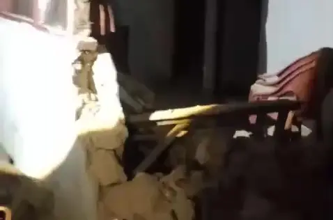 Salah satu Rumah Roboh di Desa Jambuir, Kecamatan Gayam, Kabupaten Sumenep akibat Gempa magnitudo 6.5 pada Selasa (30/9/2025) pukul 23:49 WIB