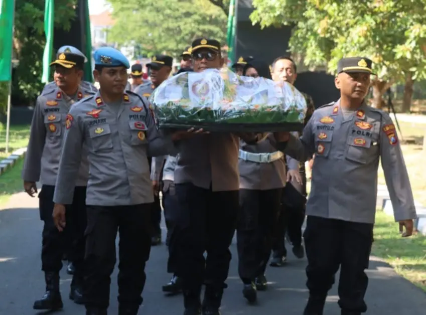 Kapolres Pamekasan beri tumpeng kepada Dandim 0826 Pamekasan saat HUT TNI ke-80 sebagai simbol sinergi TNI-Polri di Pamekasan