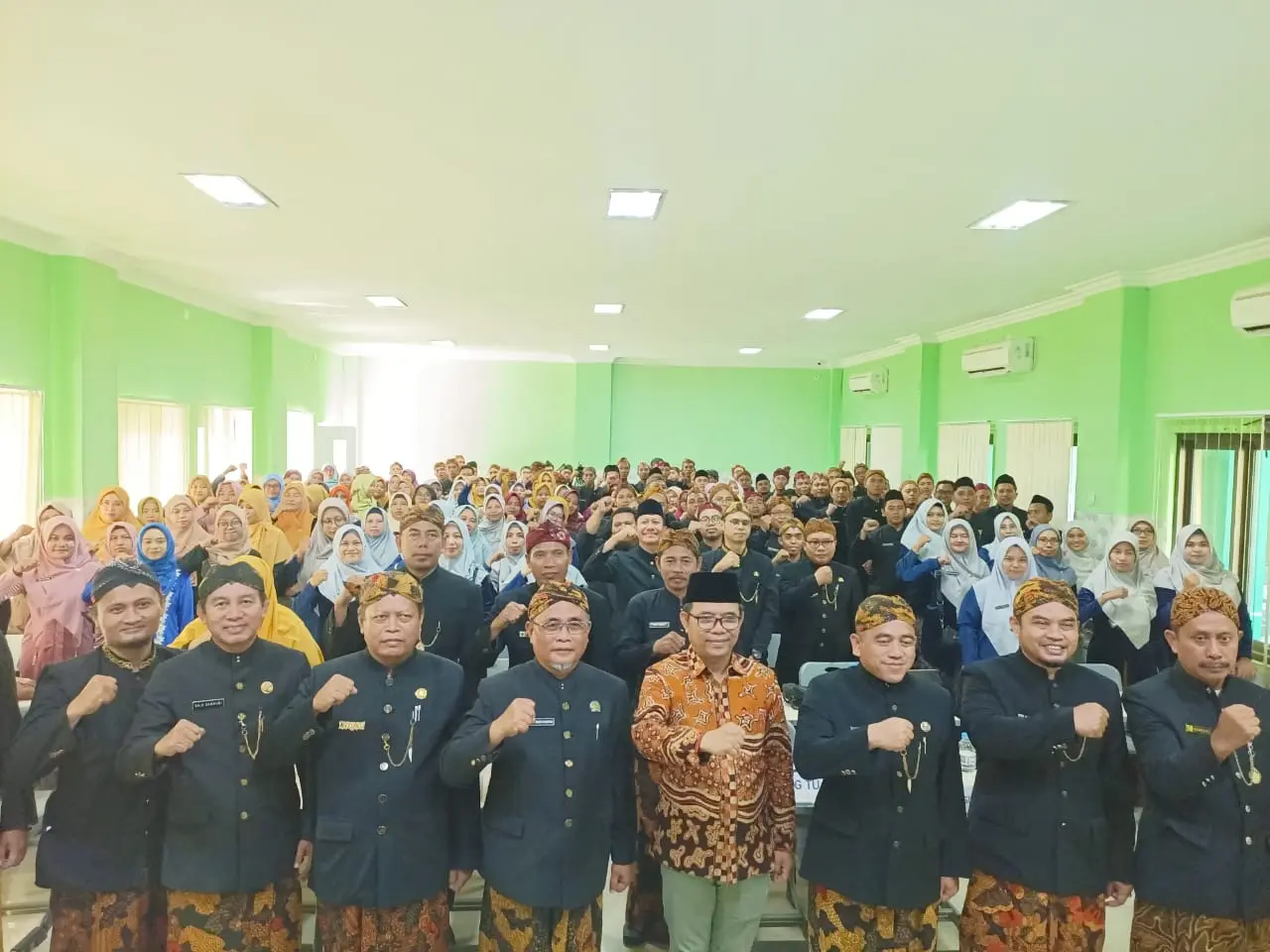 Akhmad Sruji Bahtiar memberikan pembinaan kepada guru ASN dalam kegiatan Binkarsital 2025 Kemenag Sumenep