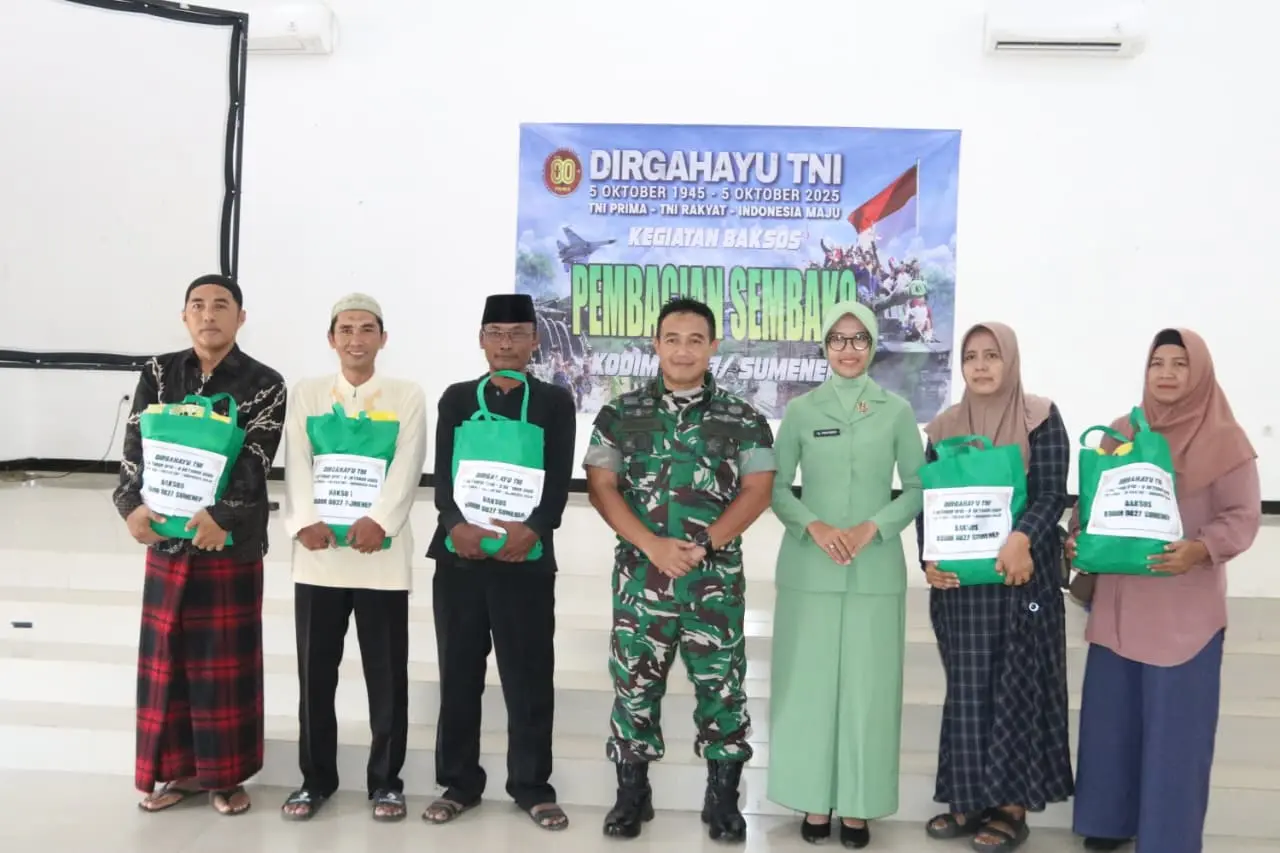 Dandim 0827/Sumenep bagikan sembako kepada warga dalam peringatan HUT ke-80 TNI sebagai wujud kepedulian TNI untuk rakyat