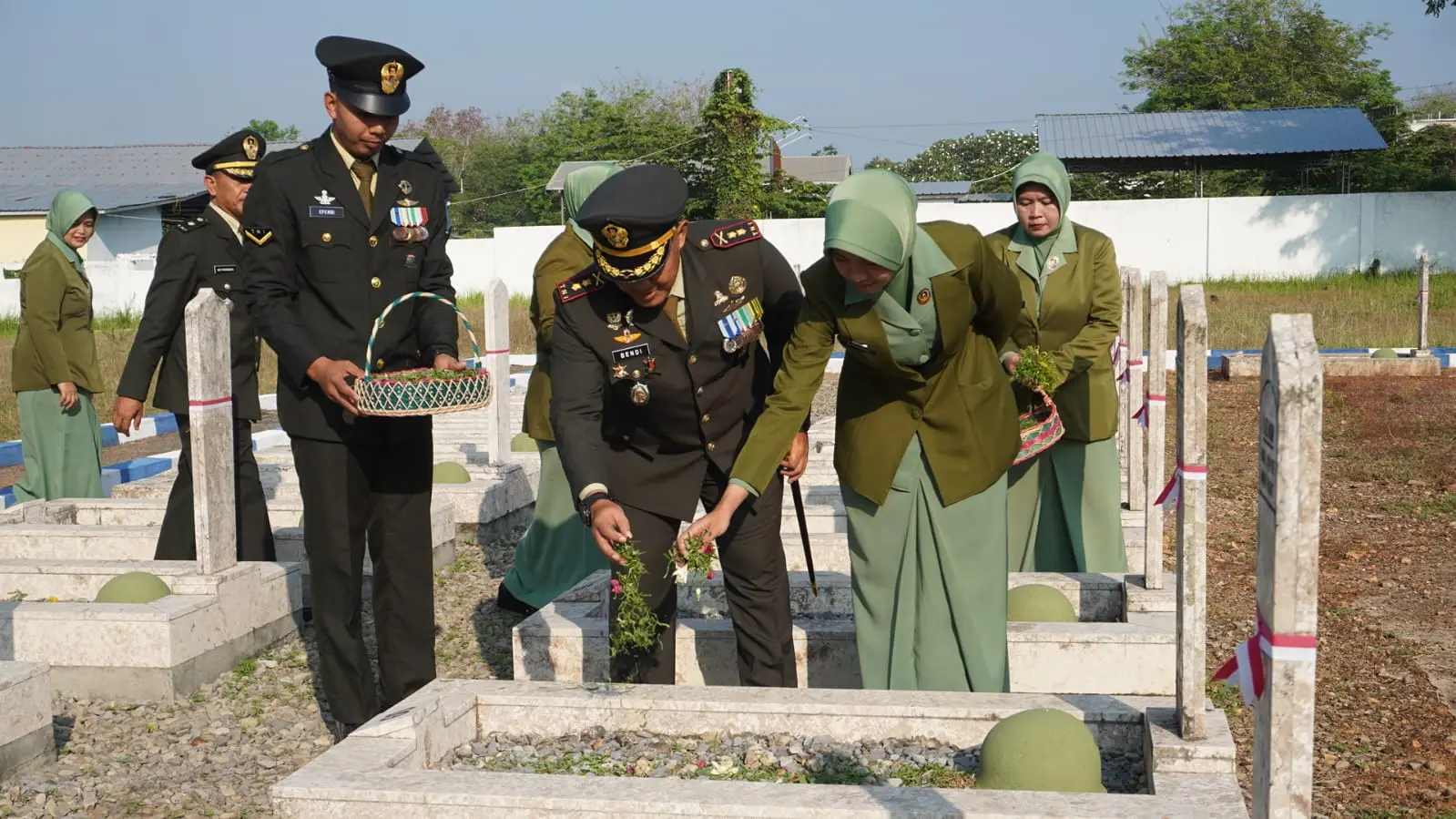 Dandim 0827/Sumenep Letkol Arm Bendi Wibisono memimpin ziarah di Taman Makam Pahlawan Jokotole peringati HUT ke-80 TNI tahun 2025
