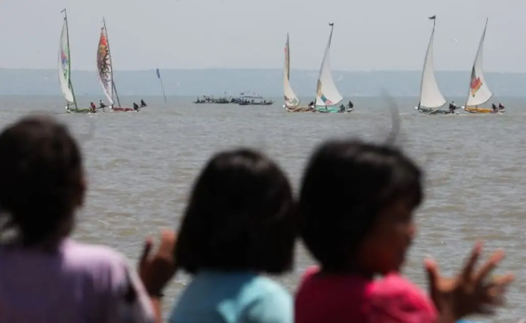 Lomba perahu layar tradisional di Pantai Kenjeran Surabaya disaksikan warga setempat dalam rangka pelestarian budaya maritim oleh ITS