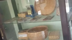 Tampak depan Museum Mini Sampang di Polagan, Sampang, dengan bangunan kusam dan koleksi bersejarah yang mulai rusak akibat kurang perawatan