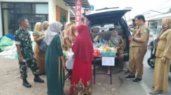 Babinsa Koramil 16/Gapura Serka M. Rasul mendampingi kegiatan pangan murah di Pasar Gapura Sumenep membantu warga memperoleh bahan pokok terjangkau
