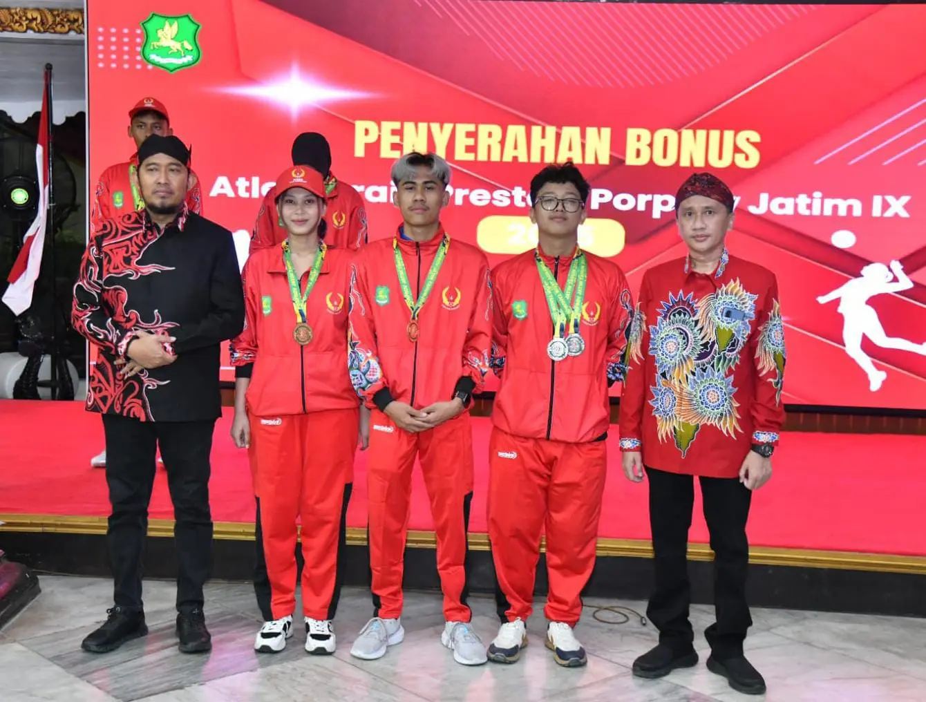 Bupati Sumenep Achmad Fauzi menyerahkan bonus kepada atlet peraih medali Porprov Jatim 2025 sebagai bentuk apresiasi pemerintah daerah