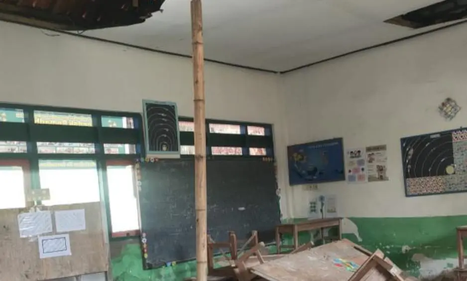 Plafon ruang kelas SDN Bunten Barat 3 Sampang ambruk, ditopang bambu sementara untuk mencegah roboh total