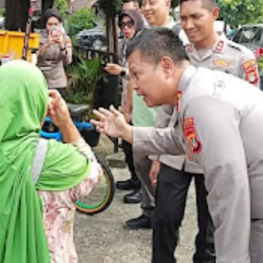Polres Metro Bekasi Kota Gelar Bakti Kesehatan Gratis dan Borong Dagangan Warga