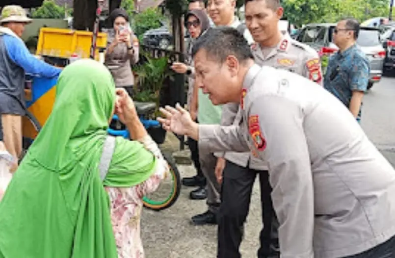 Kapolres Metro Bekasi Kota menggelar bakti kesehatan gratis dan memborong dagangan pedagang kecil di Pekayon Jaya untuk dibagikan ke warga