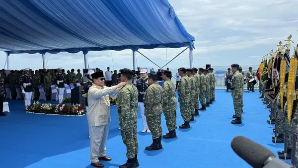 Prabowo Subianto memberikan pangkat kehormatan kepada purnawirawan TNI di KRI Radjiman Teluk Jakarta