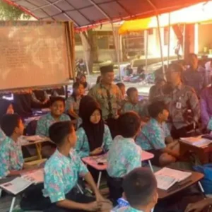 Ratusan Pelajar SDN Kotakulon 2 Bondowoso Belajar di Tenda Darurat Usai Gempa Sumenep