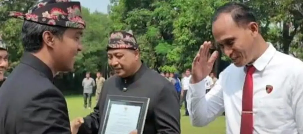 Kasat Reskrim Polres Bangkalan AKP Hafid Dian Maulidi menerima penghargaan dari Bupati Lukman Hakim pada peringatan Hari Jadi Ke-494 Bangkalan