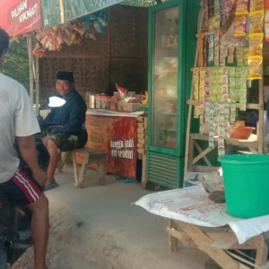 Toko Kelontong Pak Ahmad di Sumenep: Buka Hingga Malam, Bantu Warga Penuhi Kebutuhan Harian