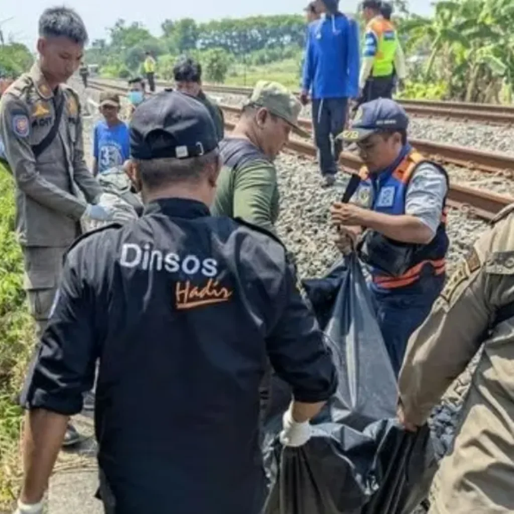 Evakuasi jenazah pemotor tewas tertabrak kereta api di perlintasan Sememi Surabaya