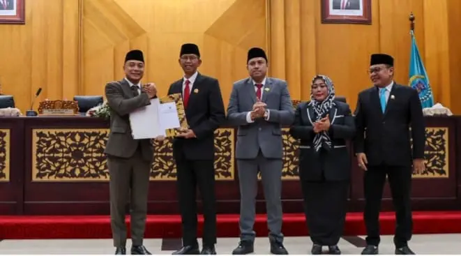 Wali Kota Surabaya Eri Cahyadi berbicara dalam rapat paripurna R-APBD 2026 di DPRD Surabaya